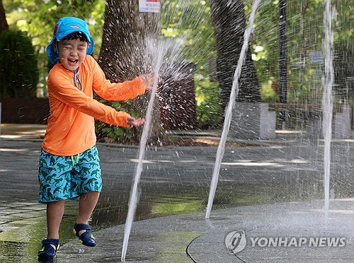 불볕더위가 이어지고 있는 9일 전남 담양군 죽녹원 앞 바닥분수에서 한 아이가 물놀이하고 있다. [담양=연합뉴스]
